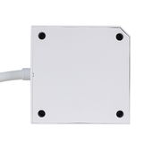 Ansicht von oben auf einen weißen Steckdosenwürfel mit vier Schraubenlöchern und einem Kabelanschluss an der Seite.