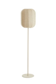 Beige vloerlamp met hoge, slanke standaard, ronde voet en afgeronde stoffen kap met verticale naden, recht van voren afgebeeld tegen een witte achtergrond.