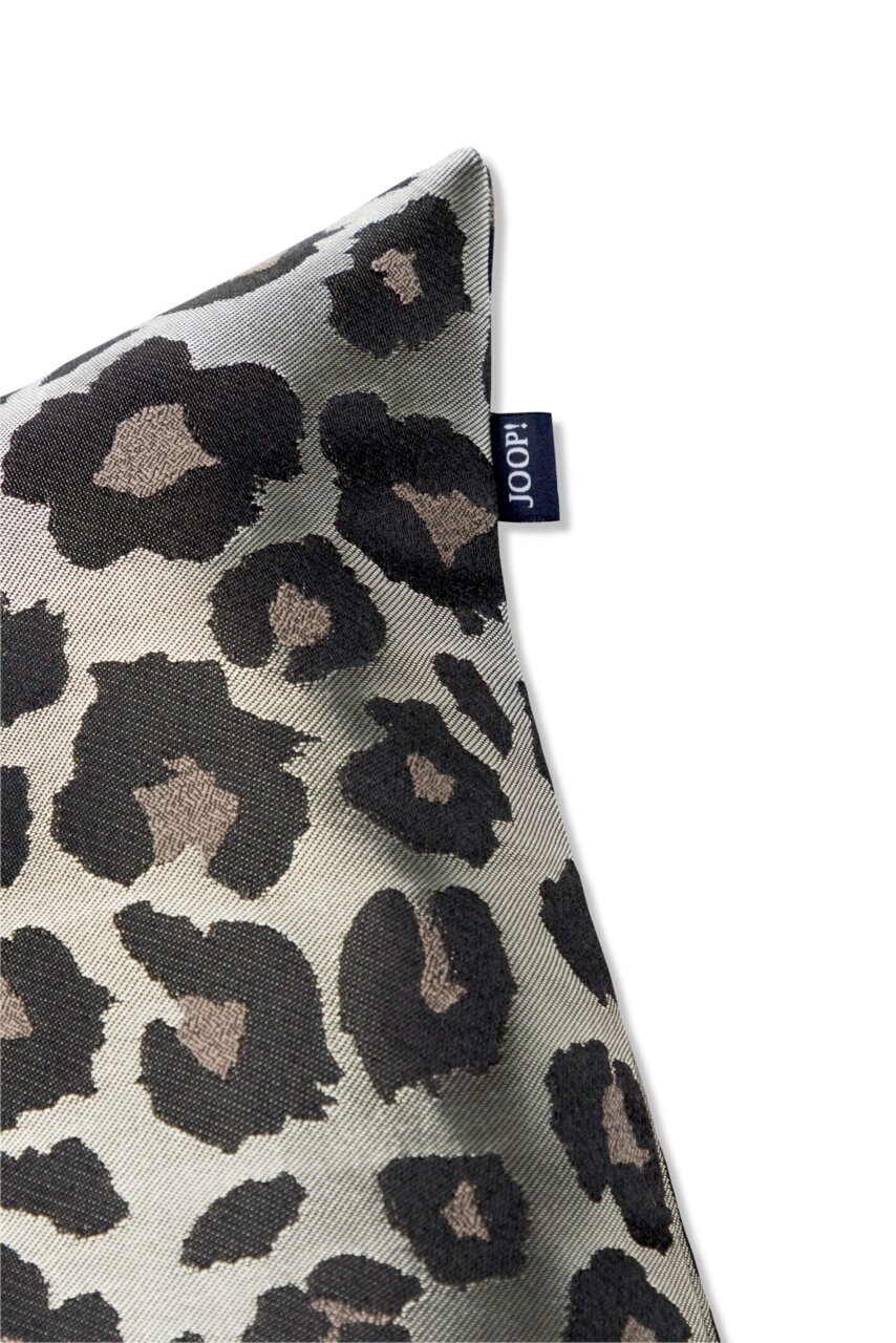 Zierkissenhülle 40x40 cm mit Leopardenmuster, Nahaufnahme der Ecke mit Markenetikett