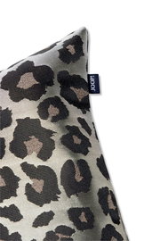 Zierkissenhülle 40x40 cm mit Leopardenmuster, Nahaufnahme der Ecke mit Markenetikett