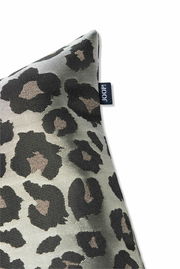 Zierkissenhülle 40x40 cm mit Leopardenmuster, Nahaufnahme der Ecke mit Markenetikett