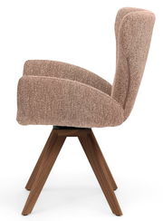 Seitenansicht eines Armlehnstuhls mit braunem Stoffbezug und Holzbeinen