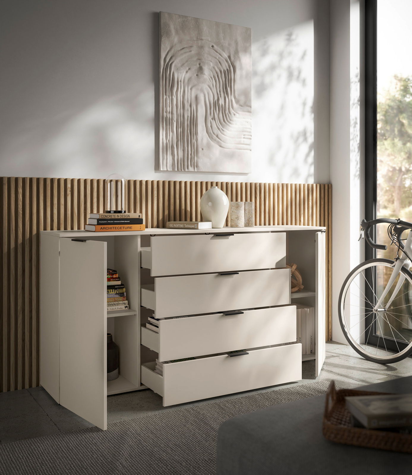 Modernes XL-Sideboard in einem stilvollen Raum, mit geöffneter Tür und Schubladen, seitliche Perspektive