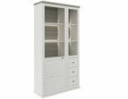 Weiße Vitrine mit Glastüren und Schubladen, seitliche Perspektive