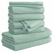 Stapel von grünen Handtüchern in verschiedenen Größen, seitliche Perspektive