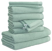 Stapel von grünen Handtüchern in verschiedenen Größen, seitliche Perspektive