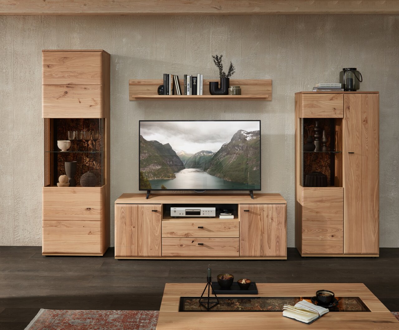 Cantus Wandcombinatie CALMERA Wandkombination Linea Natura CALMERA aus Holz, bestehend aus zwei hohen Schränken mit Glaseinsätzen, einem TV-Board und einem Wandregal, frontal fotografiert.
