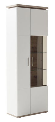 Kombi-Vitrine in Weiß mit Holzdetails, Glasregalen und silbernen Griffen, seitliche Perspektive
