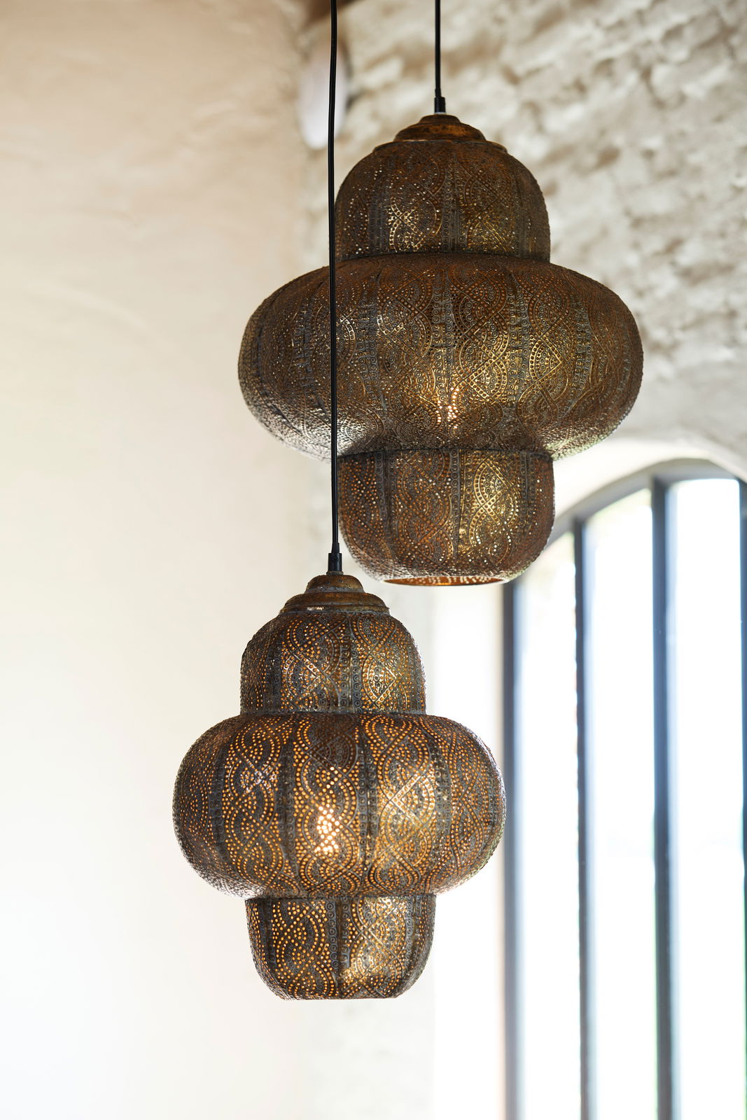 Zwei orientalische Hängeleuchten aus Metall mit filigranen Mustern, seitliche Perspektive