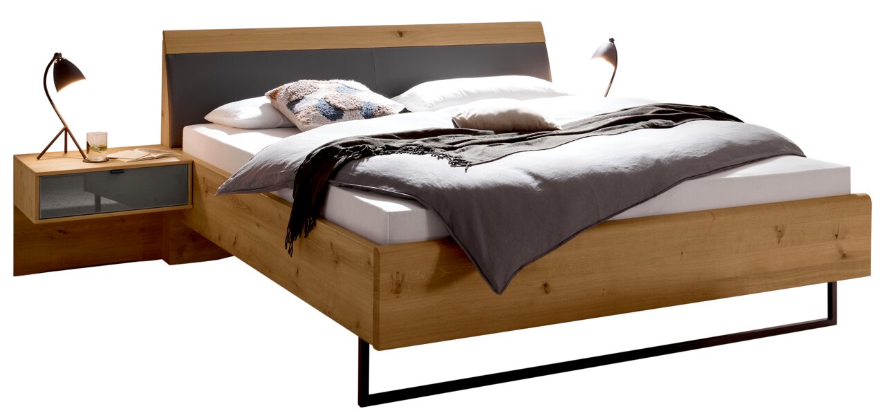 Modernes Schlafzimmer-Set mit einem Doppelbett aus Holz und einem Nachtschrank, seitliche Perspektive