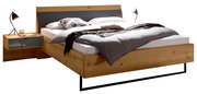 Modernes Schlafzimmer-Set mit einem Doppelbett aus Holz und einem Nachtschrank, seitliche Perspektive