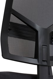 Rückansicht eines Drehstuhls mit schwarzer Netzrückenlehne und stabiler Kunststoffstruktur.