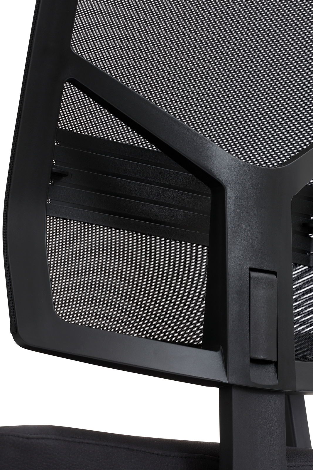 Rückansicht eines Drehstuhls mit schwarzer Netzrückenlehne und stabiler Kunststoffstruktur.