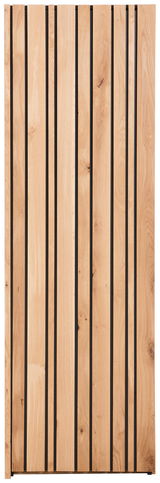 Frontale Ansicht einer Holztür mit vertikalen schwarzen Streifen, verwendet für einen Garderobenschrank.