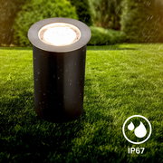 Edelstahl-Bodenleuchte im Freien bei Regen, IP67-zertifiziert, seitliche Perspektive