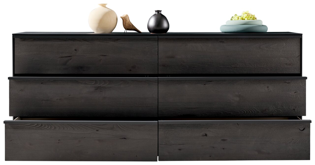 Modernes, dunkles Sideboard mit sechs Schubladen, dekoriert mit Vasen und einer Schale, Frontalansicht.