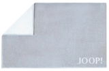 Graue Badematte mit umgeschlagener Ecke und dem Schriftzug 'JOOP!' in der unteren rechten Ecke, Draufsicht.