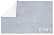 Graue Badematte mit umgeschlagener Ecke und dem Schriftzug 'JOOP!' in der unteren rechten Ecke, Draufsicht.