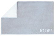 Graue Badematte mit umgeschlagener Ecke und dem Schriftzug 'JOOP!' in der unteren rechten Ecke, Draufsicht.