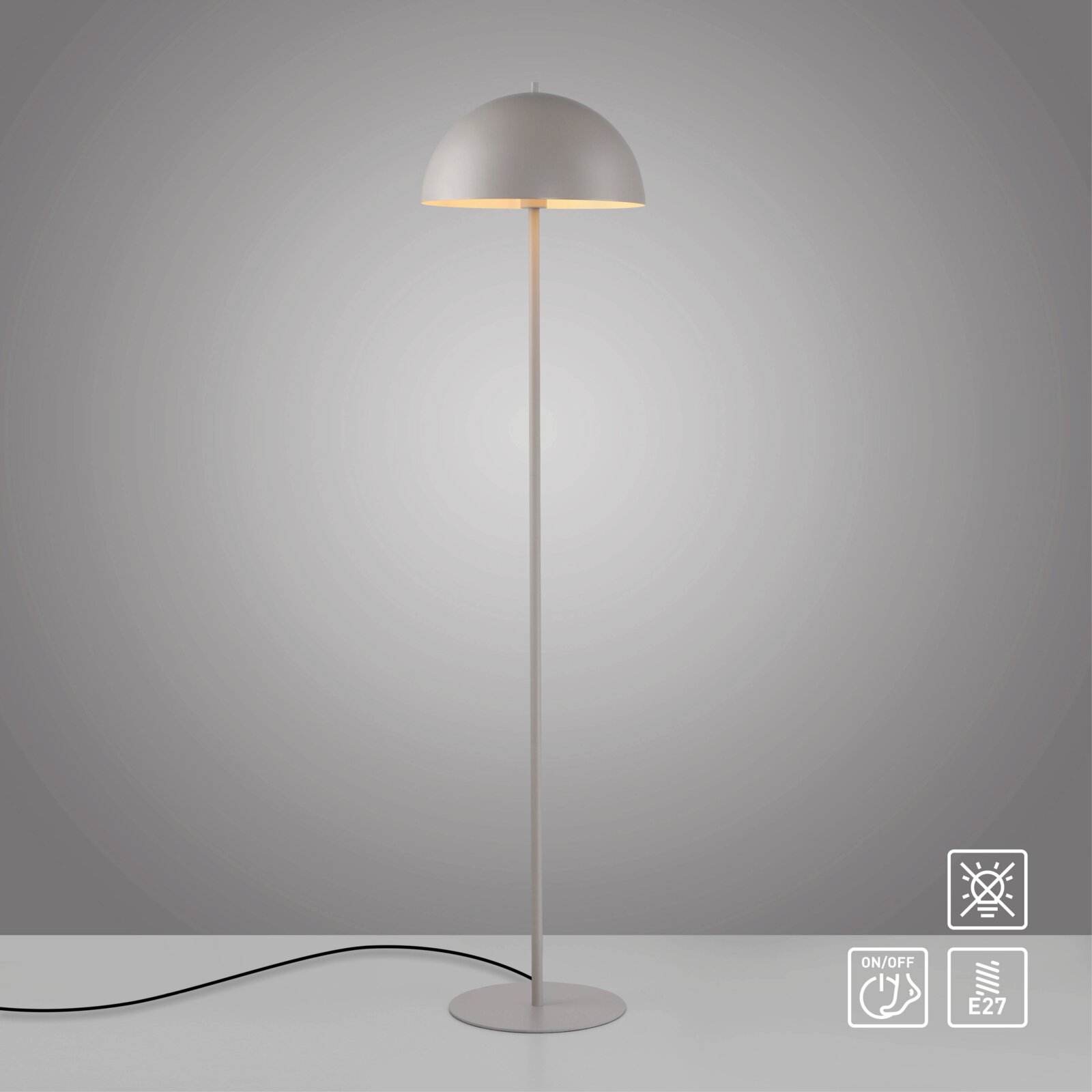 Moderne, schlanke Stehlampe in Hellgrau mit halbkugelförmigem Schirm und rundem Standfuß, warmes Licht nach unten, frontal in leichter Untersicht auf grauem Hintergrund