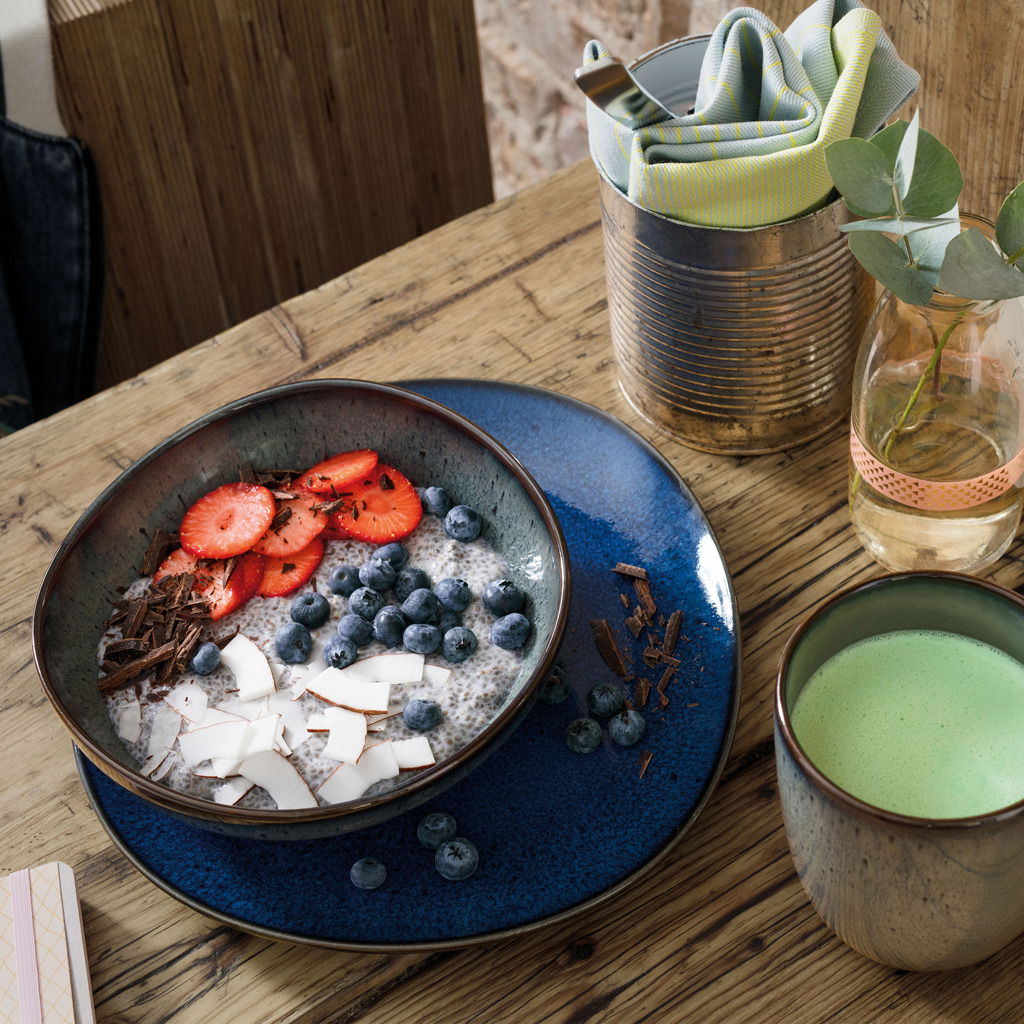 Frühstücksteller Lave 23,5cm blau mit einer Schale voller Obst und Chia-Pudding, von oben fotografiert.