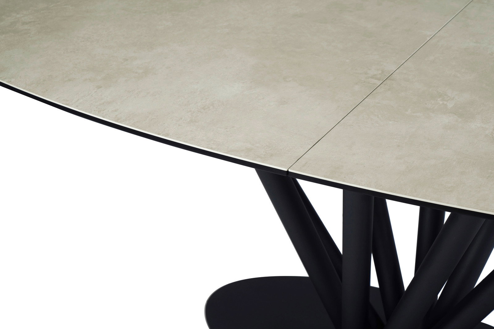 Moderner Esstisch mit heller Tischplatte und schwarzem, geometrischem Gestell, seitliche Perspektive
