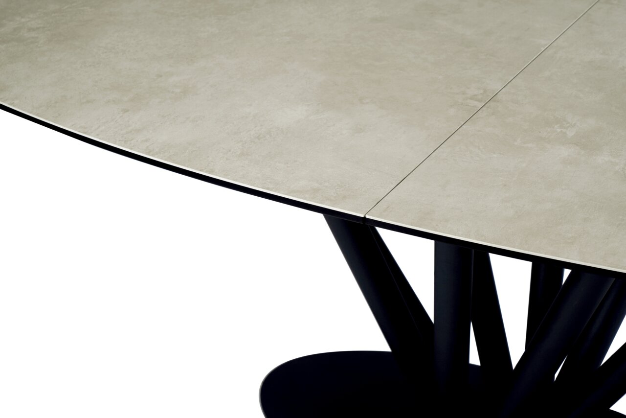Moderne eettafel met een lichtgekleurd tafelblad en een zwart, geometrisch onderstel, zijaanzicht