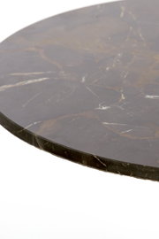 Detailansicht aus schräger Perspektive auf die Kante einer runden, dunkelbraunen Marmorplatte mit markanter heller und goldfarbener Maserung.