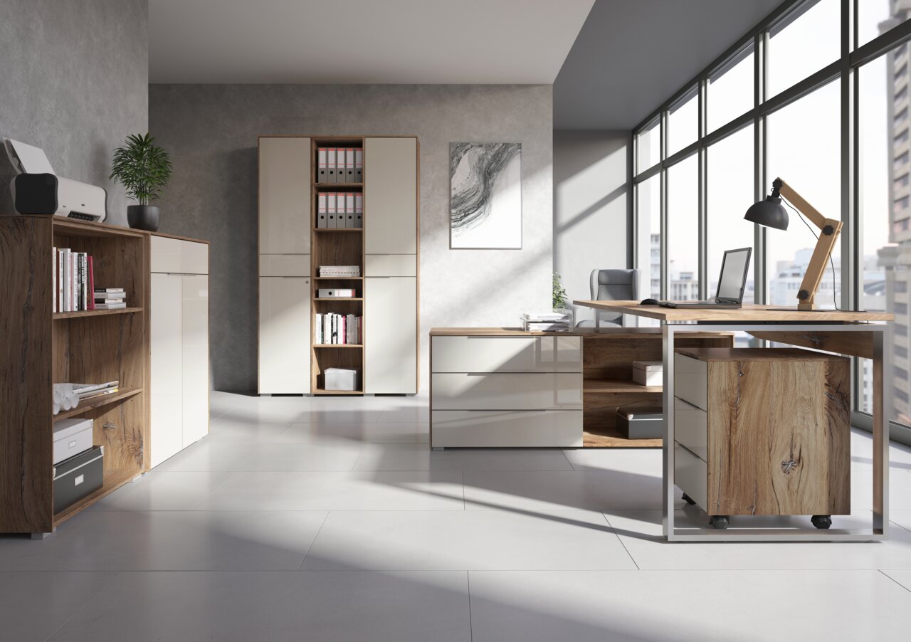 Modern kantoor met hoekbureau, rolcontainer en archiefkasten in houtlook, zijaanzicht.