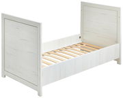 Weißes Kinderbett aus Holz mit Lattenrost, seitliche Perspektive