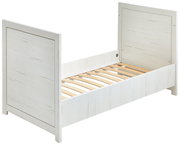 Weißes Kinderbett aus Holz mit Lattenrost, seitliche Perspektive