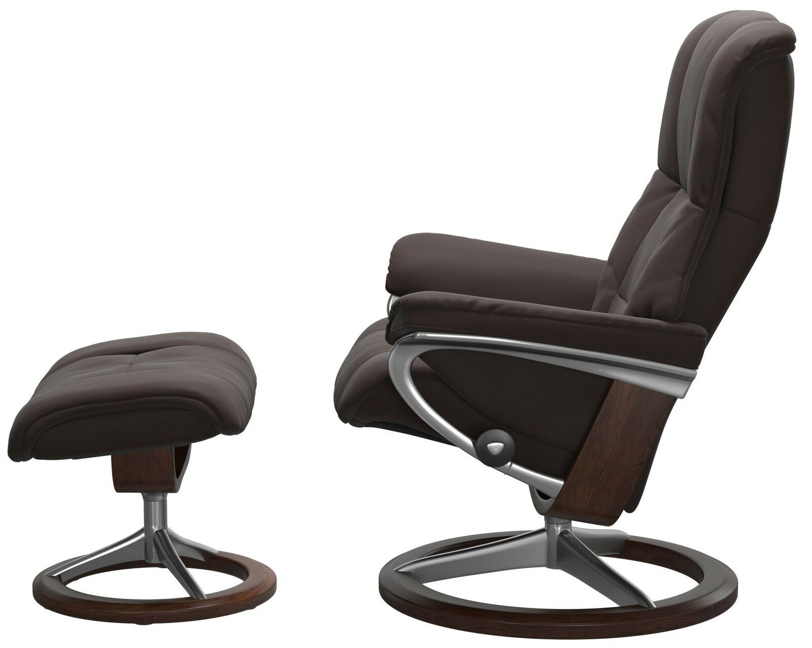 Stressless Einzelsesselset RENO Seitliche Ansicht eines modernen Einzelsessels mit passendem Hocker, beide mit dunkelbraunem Lederbezug und eleganten Metall- und Holzelementen.