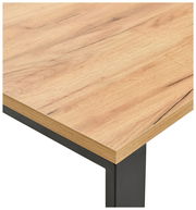 Nahaufnahme einer Tischplatte aus Holz mit natürlicher Maserung und einem stabilen, schwarzen Metallbein. Perspektive von oben.