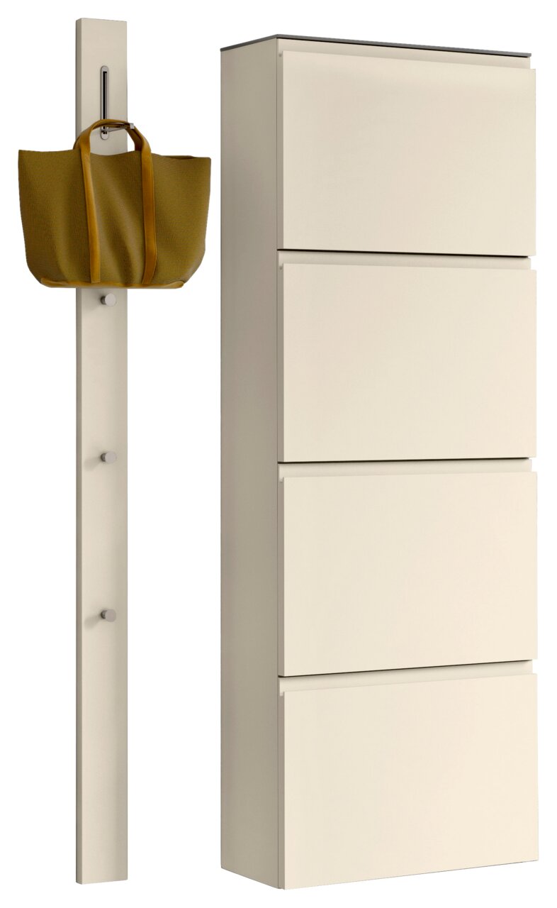 Frontale Ansicht eines Garderobensets mit einem schmalen, hohen Schrank mit vier Fächern und einer Wandgarderobe mit Haken, an der eine Tasche hängt.