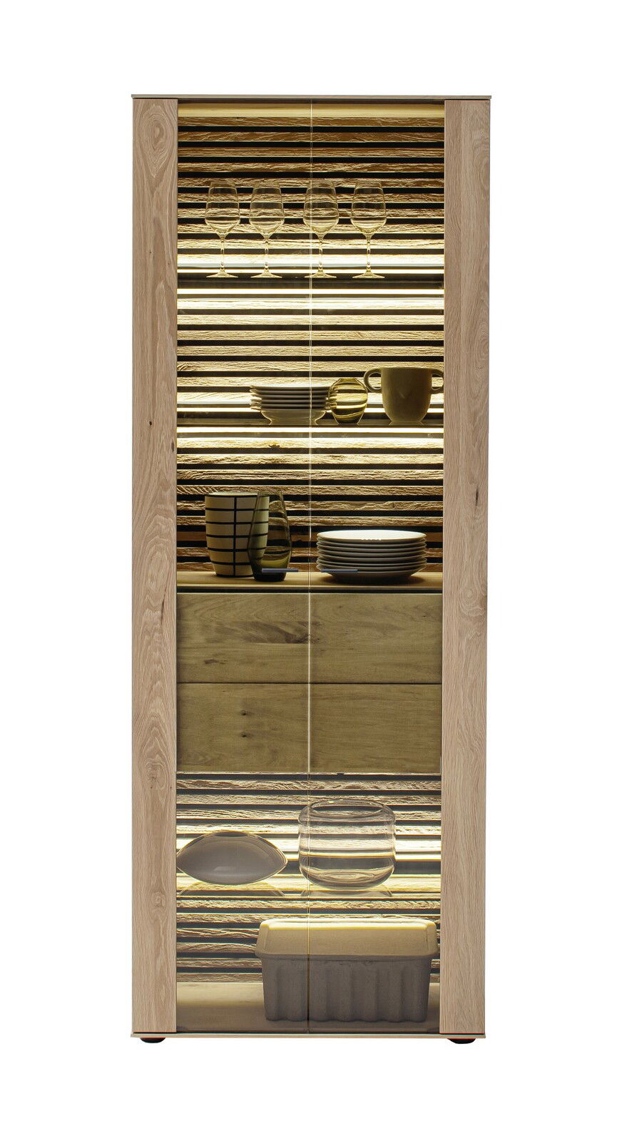 Vitrine aus Holz mit Glastüren, beleuchtet, gefüllt mit Geschirr und Gläsern, frontal betrachtet.