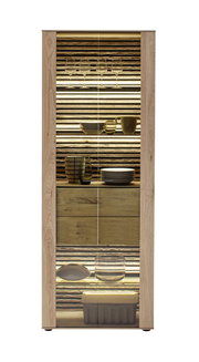 Vitrine aus Holz mit Glastüren, beleuchtet, gefüllt mit Geschirr und Gläsern, frontal betrachtet.