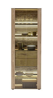 Vitrine aus Holz mit Glastüren, beleuchtet, gefüllt mit Geschirr und Gläsern, frontal betrachtet.