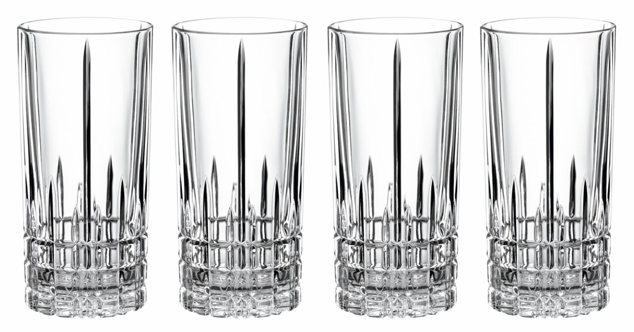 Vier elegante Longdrinkgläser aus Kristallglas, frontal abgebildet, mit einem stilvollen Schliffdesign.