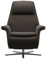 Moderner brauner Fernsehsessel mit hoher Rückenlehne und Metallfuß, Frontalansicht.