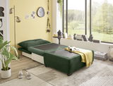 Grüner Funktionssessel in ausgeklappter Position als Bett, seitliche Perspektive, in modernem Wohnzimmer mit großen Fenstern und gelber Wand.