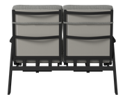 Rückansicht einer zweisitzigen Gartenbank mit grauen Kissen und schwarzem Rahmen.