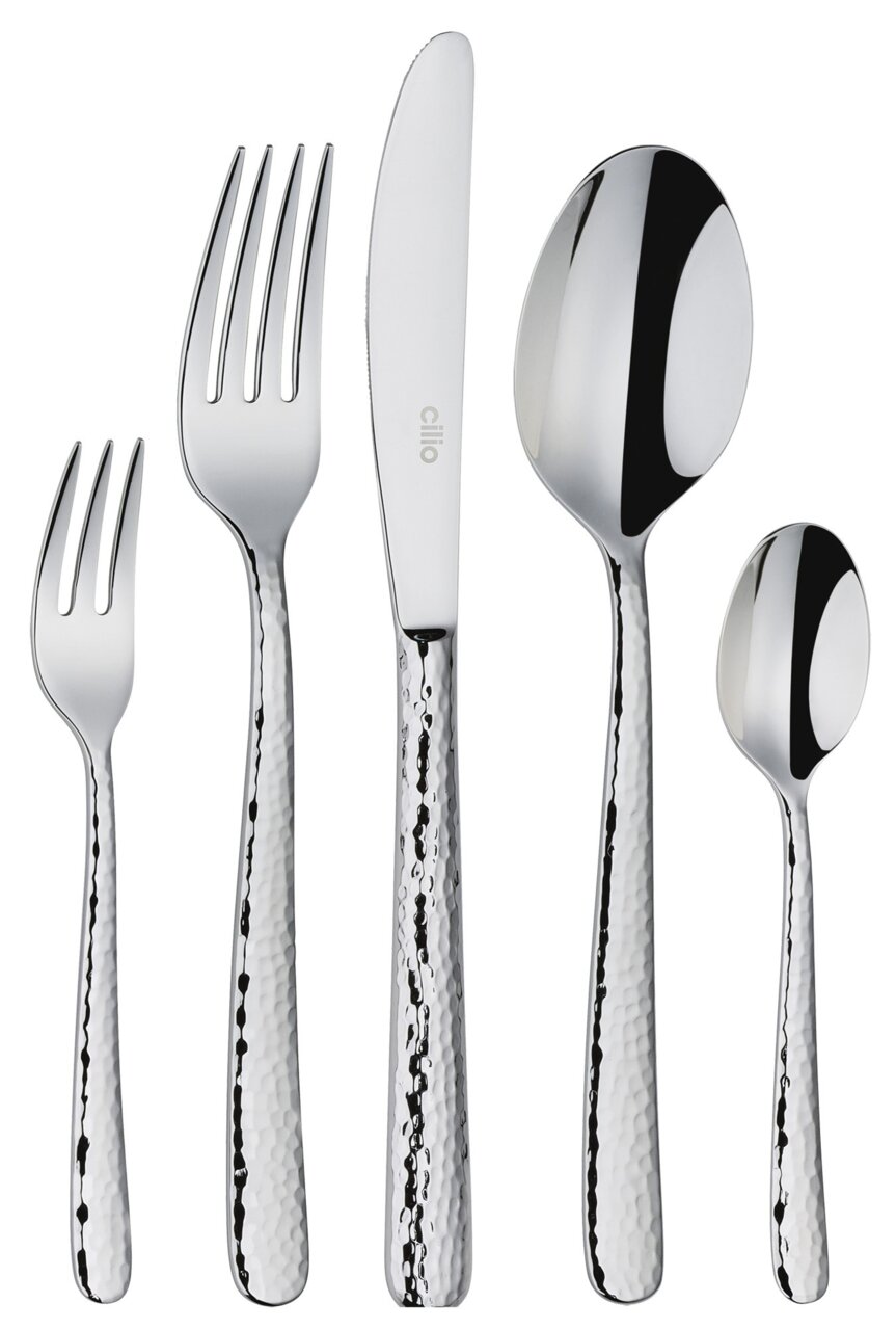 Hochwertiges Besteck-Set mit gehämmerter Oberfläche, bestehend aus Messer, Gabel, Löffel, Dessertgabel und Teelöffel, aus der Vogelperspektive.