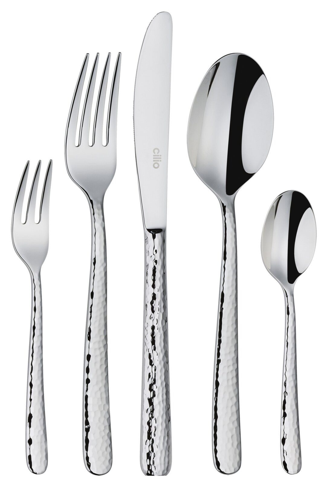 Hochwertiges Besteck-Set mit gehämmerter Oberfläche, bestehend aus Messer, Gabel, Löffel, Dessertgabel und Teelöffel, aus der Vogelperspektive.