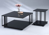 Zwei moderne Tische mit schwarzer Glasoberfläche, ein Beistelltisch und ein Couchtisch, aus seitlicher Perspektive fotografiert.