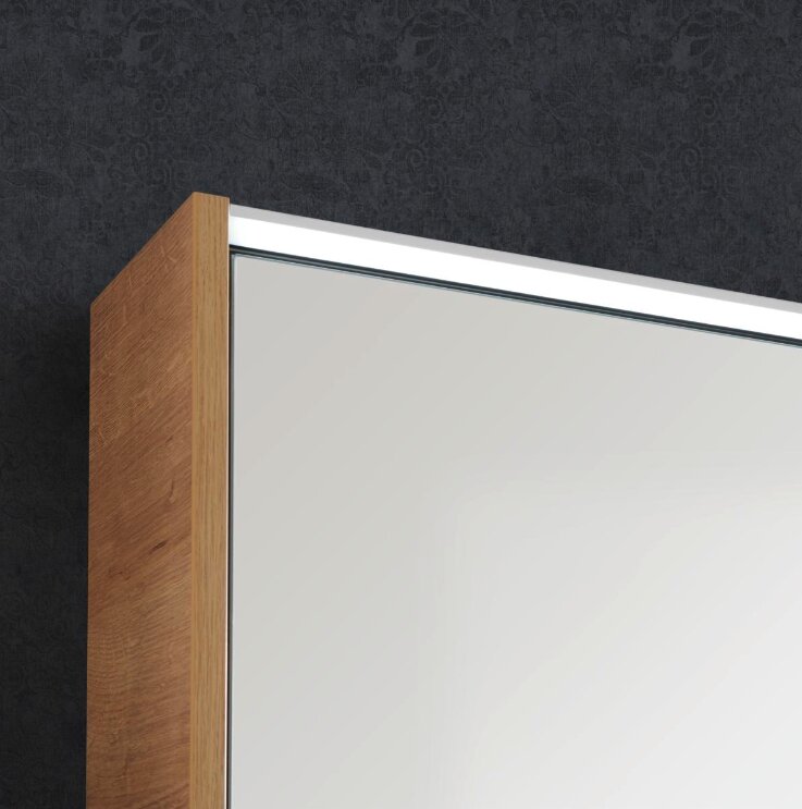 Nahaufnahme eines Badezimmerspiegels mit Holzrahmen und integrierter Beleuchtung, seitliche Perspektive