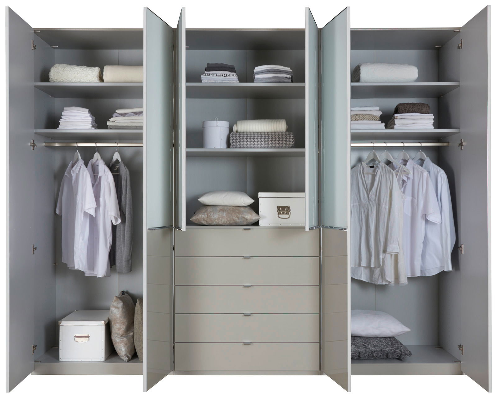 Geöffneter Funktionsdrehtürenschrank mit mehreren Fächern und Schubladen, gefüllt mit Kleidung und Accessoires, frontale Ansicht.