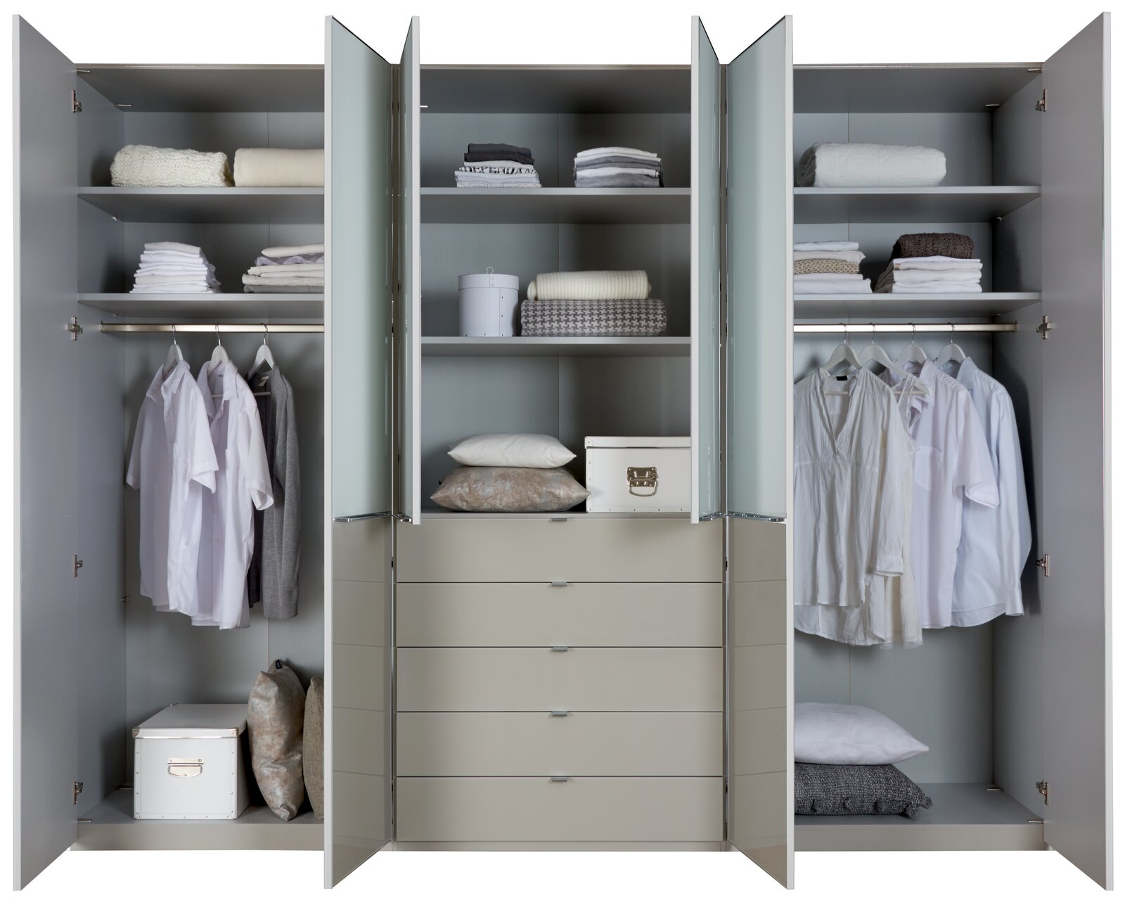 Geöffneter Funktionsdrehtürenschrank mit mehreren Fächern und Schubladen, gefüllt mit Kleidung und Accessoires, frontale Ansicht.