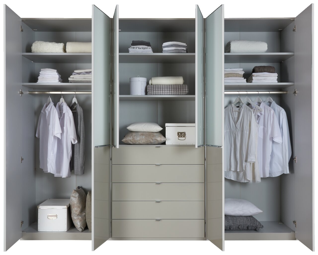 Geöffneter Funktionsdrehtürenschrank mit mehreren Fächern und Schubladen, gefüllt mit Kleidung und Accessoires, frontale Ansicht.