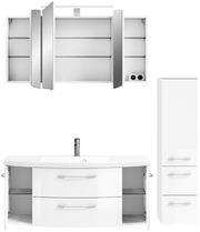Moderne Badkombination mit Spiegelschrank, Waschbeckenunterschrank und hohem Schrank, frontal abgebildet.