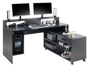 Moderner Gaming-Schreibtisch in L-Form mit zwei Monitoren, Lautsprechern, Tastatur und Maus, sowie Stauraum für Gaming-Zubehör. Perspektive von schräg vorne.